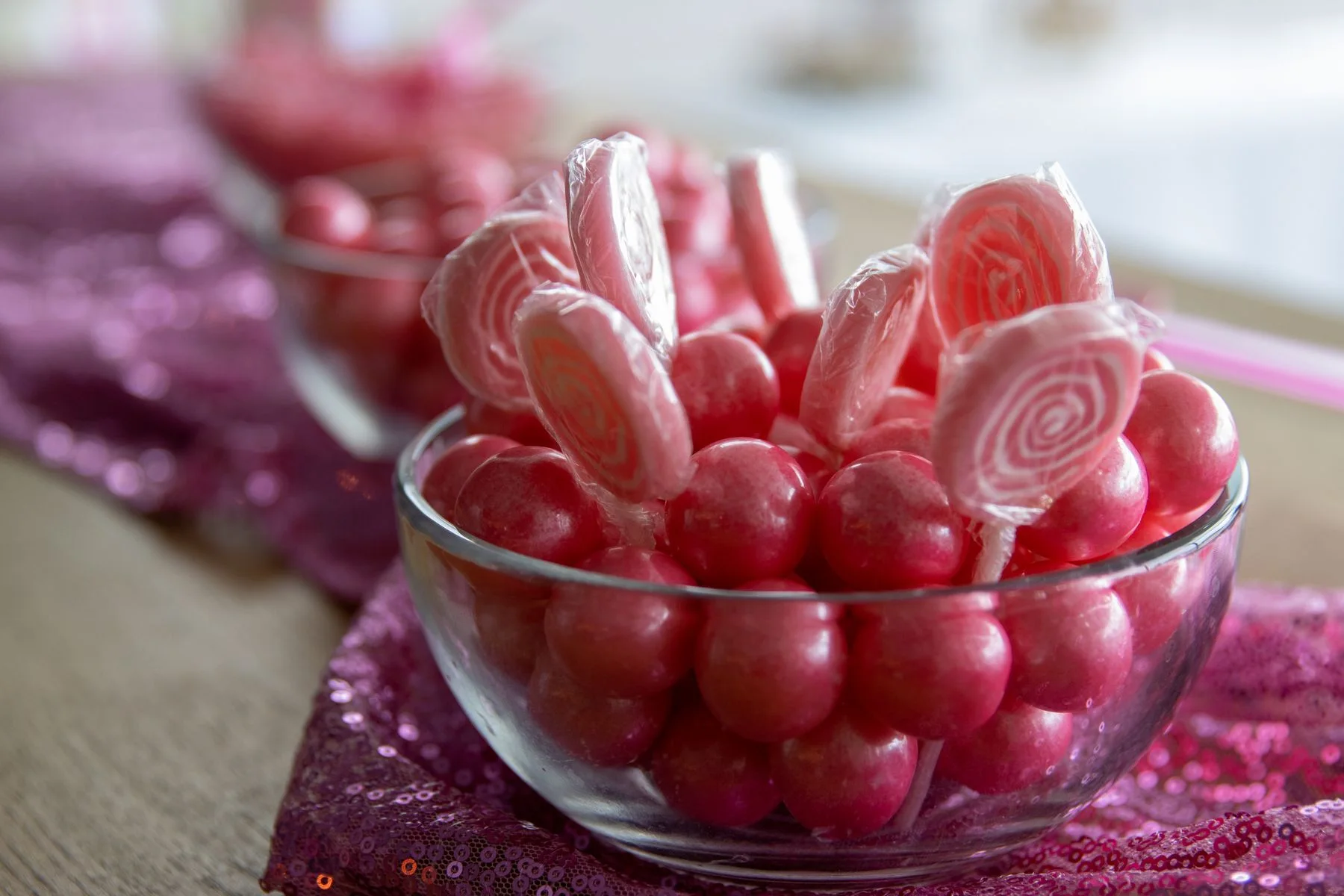 Cam kapta pembe şeker ve lolipoplar
